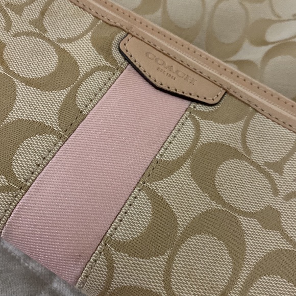 Coach crossbody or shoulder bag with matching billfold/wristlet - Picture 3 of 12